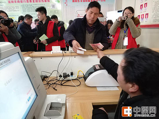 村民在这里取钱存钱很方便,不用去镇上的农村信用社排队