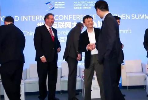 马云评价刘强东年轻,刘强东评价马云口才好,两