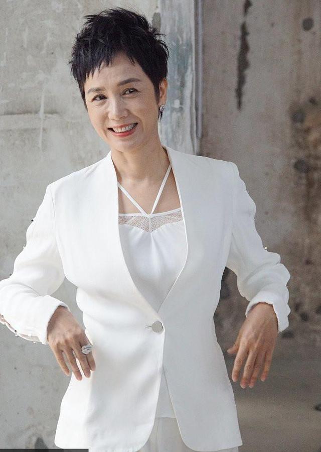 蒋雯丽这衣服是"纹"在身上的吗,年过半百,却比小姑娘还敢穿