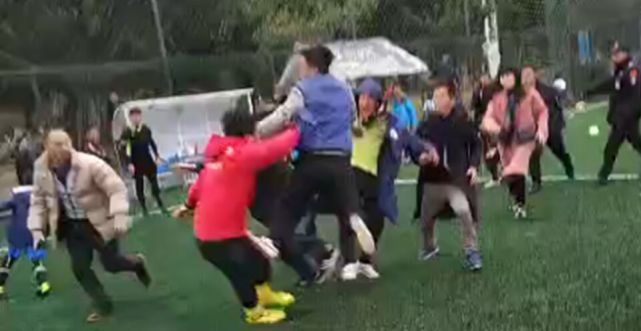 家长围殴教练涉事球队道歉 私下组织?广东省足