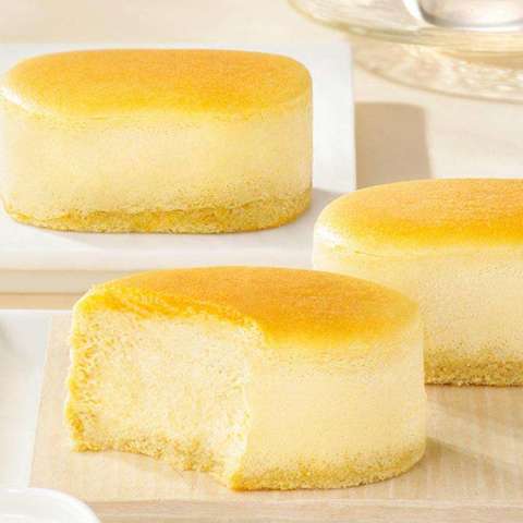 软面包制作时需将发酵面团装入一定形态的烤听内饧发