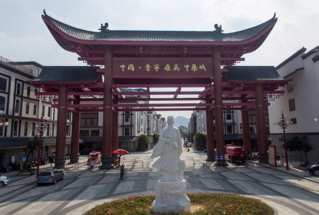 图为马兴田在揭阳普宁的中药城产业.指南针航拍