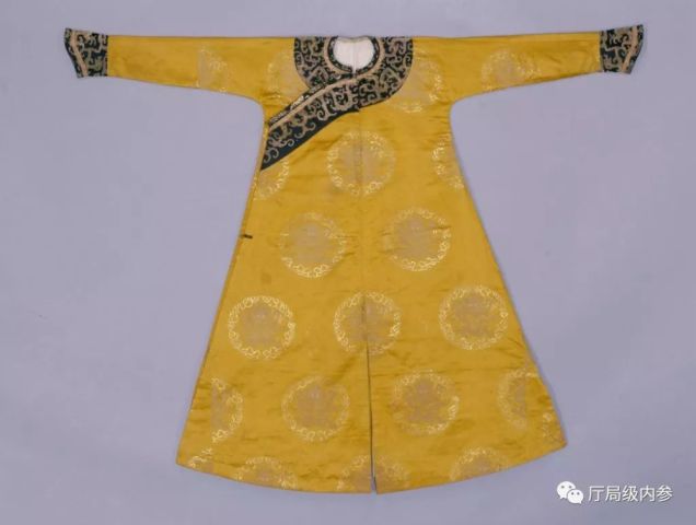 密室拜龙袍,可笑不可笑?