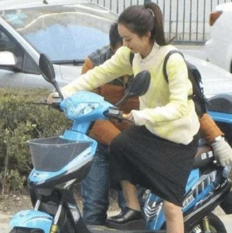 周星驰、徐峥骑自行车,朴树出行用电动车,明星