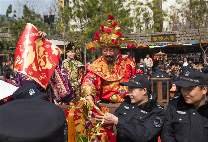 杭州宋城景区上演了温馨一幕:杭城小区保安免费游宋城景区,品南宋御筵