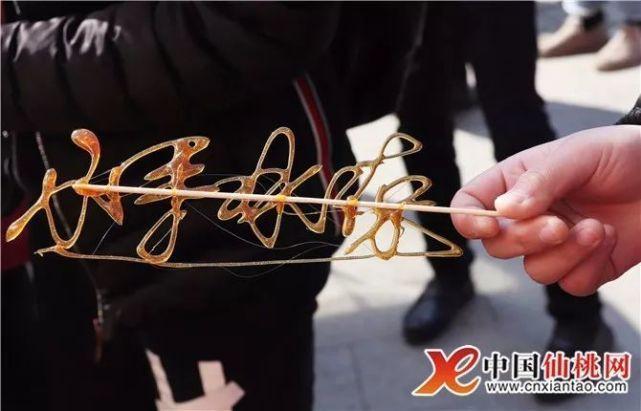 街边现"年味"糖画 个性定制焕"新生"