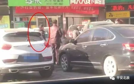 私设停车场、圈地收费三名违法人员受处罚