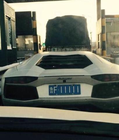 成龙的大牛拍卖之后,如今在这里出现,挂5个1车