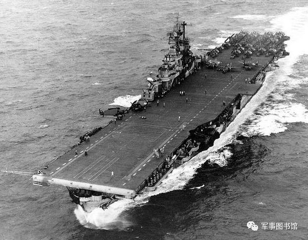 为何现代航母的甲板没有整体贯通?原来斜角甲板还有这些作用
