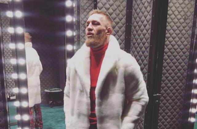 走路姿势真的是太嚣张了,头都仰上天了