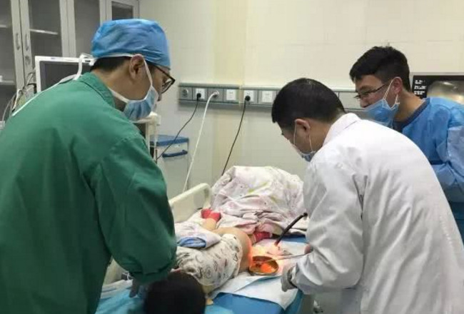 3岁男孩一直不排便 原是肛门里藏小狗