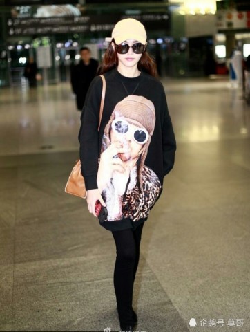 网友:贴在唐嫣身上的老外是谁,吸烟姿势这么帅