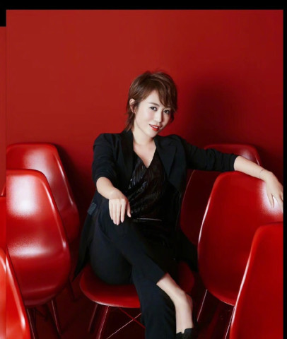 她曾多次与沈腾合作小品,先后毕业于中央戏剧