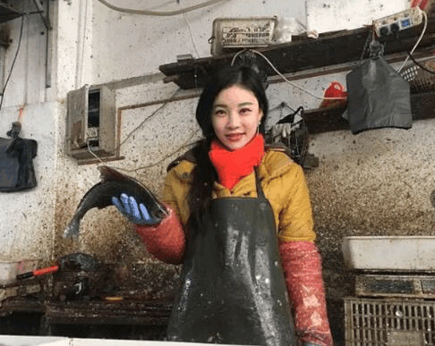 苏州"卖鱼西施"走红被质疑炒作,果断晒出红肿手指打脸群众