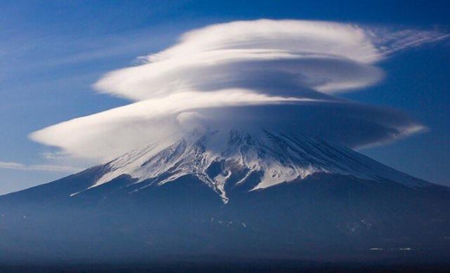 日本富士山突遭巨型草帽云压顶 是灾害前兆还是祥云庆春