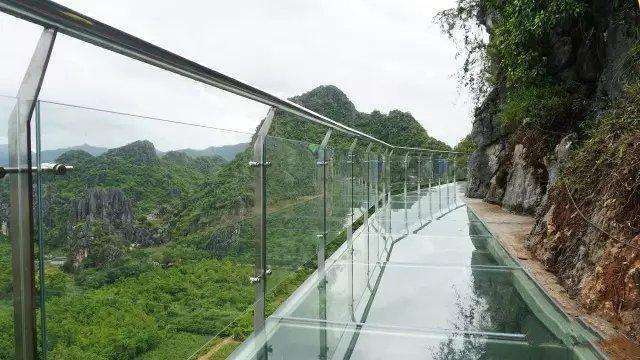 比清远玻璃桥更惊险的阳春春湾石林玻璃桥