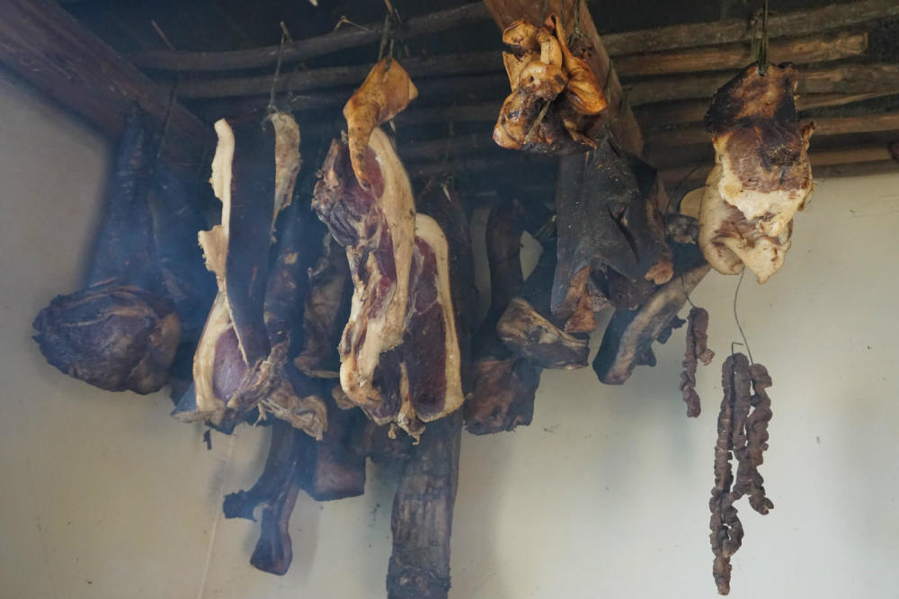 腊味十足!农村妈妈熏了二百多斤腊肉,明年一年