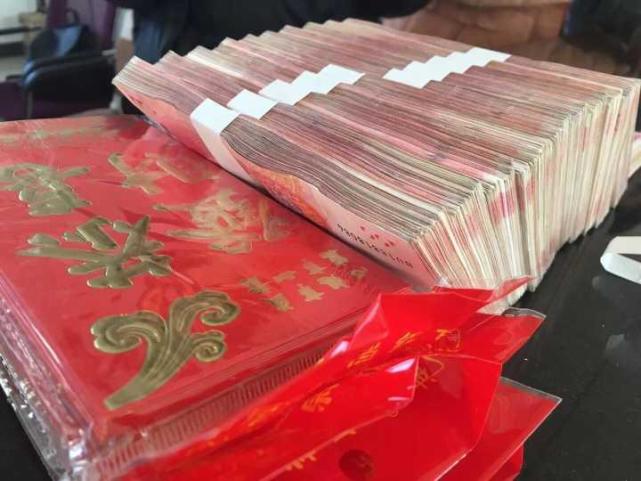 杭州这几个村发成捆的钞票 现场太热闹