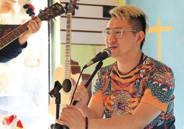 唱吧点燃生活乐趣 大学毕业后,韩世一为了能够和恋爱多年的女朋友