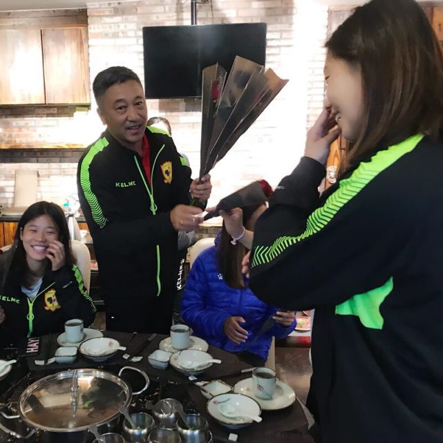 贴心!长春女足收情人节惊喜 主帅送队员玫瑰