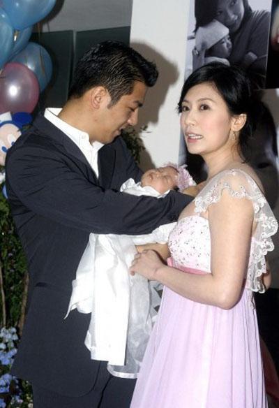 她遭前夫家暴,为了女儿赔2600万,如今嫁小9岁男友生活幸福美满