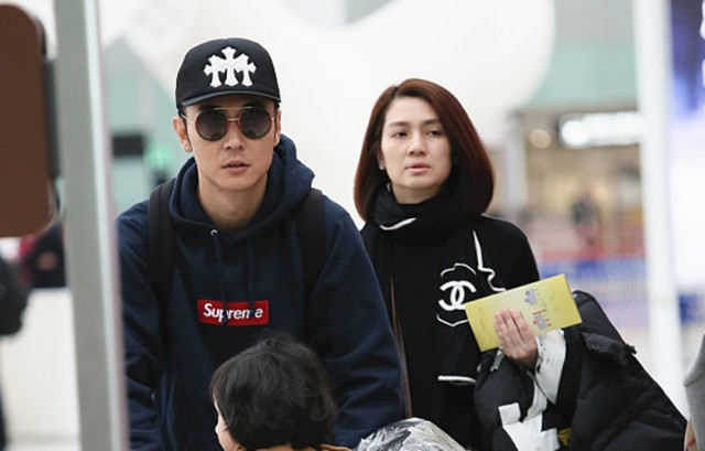 47岁洪欣素颜苍老泪沟深,张丹峰却似鲜肉,扒扒