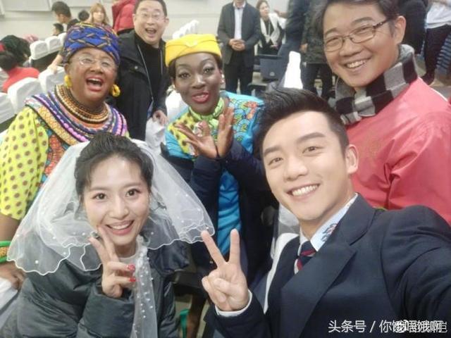 2018春晚直播 佟丽娅一身红裙 比景甜、江疏影