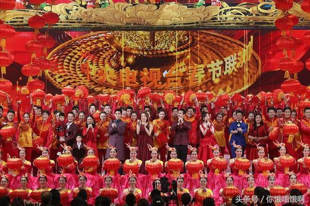2018春晚直播 佟丽娅一身红裙 比景甜、江疏影