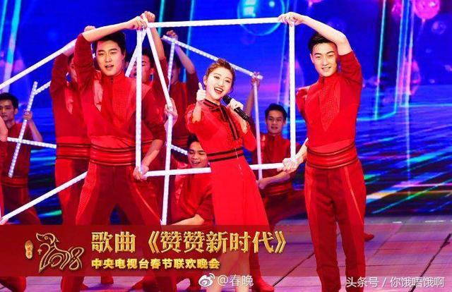 2018春晚直播 佟丽娅一身红裙 比景甜、江疏影
