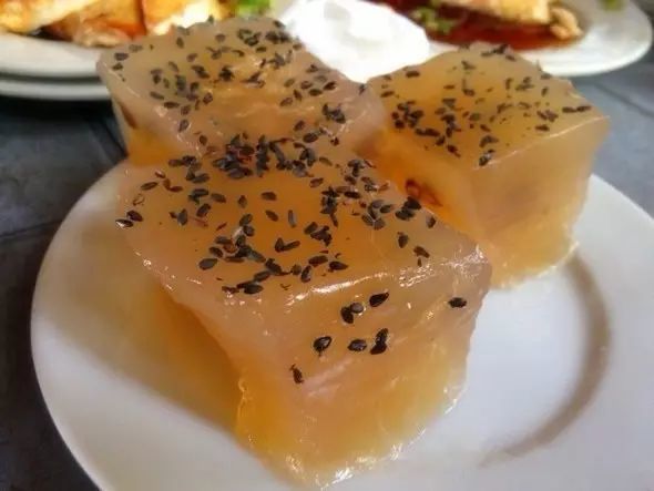 团糍团糍,一听名字,就知道是喜庆食品,也叫糖丸这是用糯米粉跟黄糖