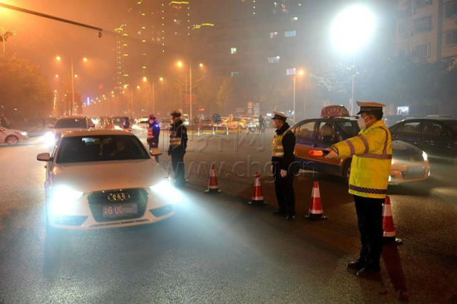 墊江交警除夕夜查酒駕 一男子涉嫌醉駕落網