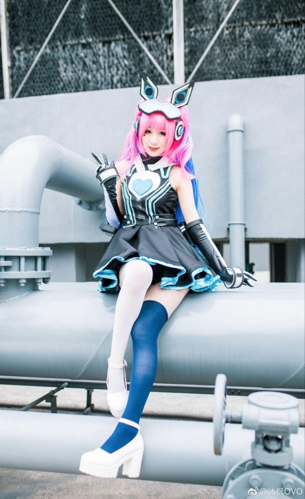 王者荣耀cos:安琪拉心灵骇客,漫展场照活力满