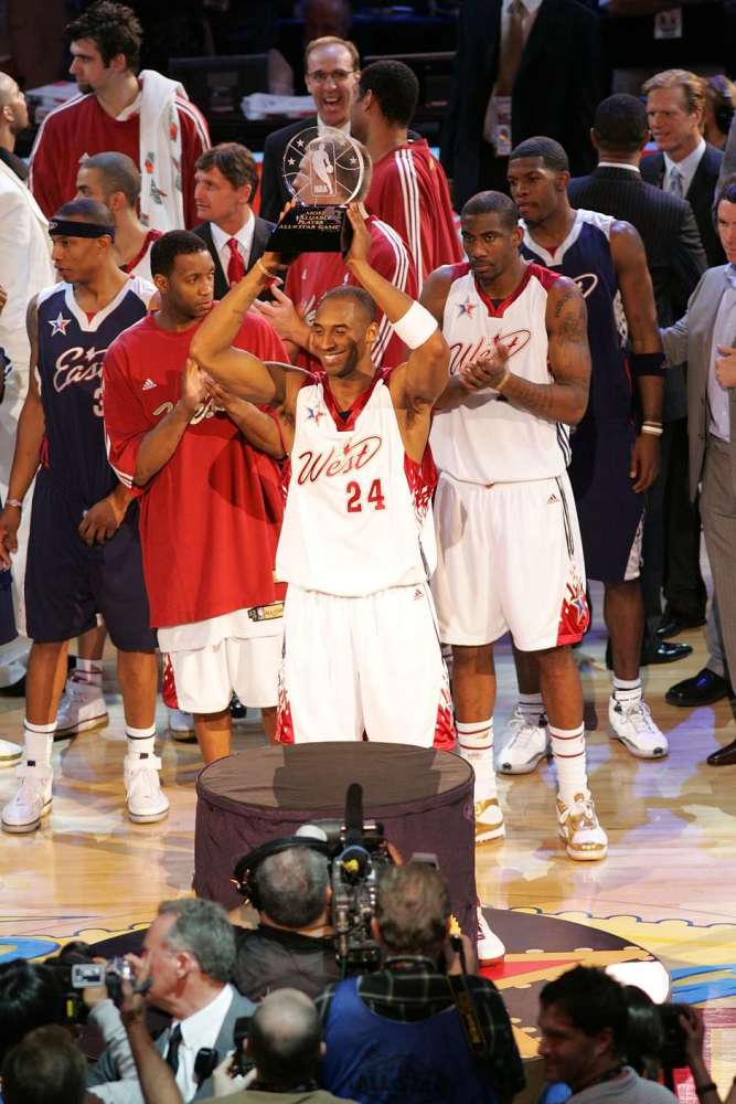 的勒布朗-詹姆斯,但比赛真正的焦点却集中在西部的科比-布莱恩特身上