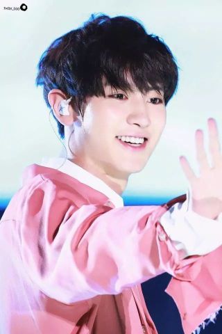 exo朴灿烈化身机车侠,边伯贤一旁默默拍照!