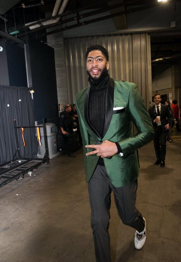 浓眉绿西装抢镜 (来自:腾讯体育)