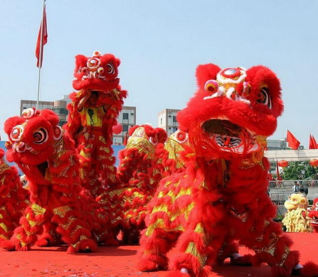 节日喜庆活动中象征吉祥如意的舞狮子