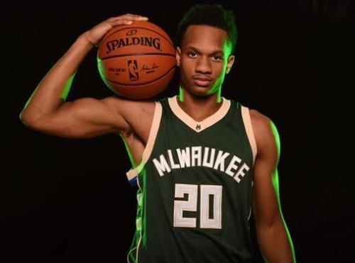 拉沙德-沃恩10天短合同签约魔术