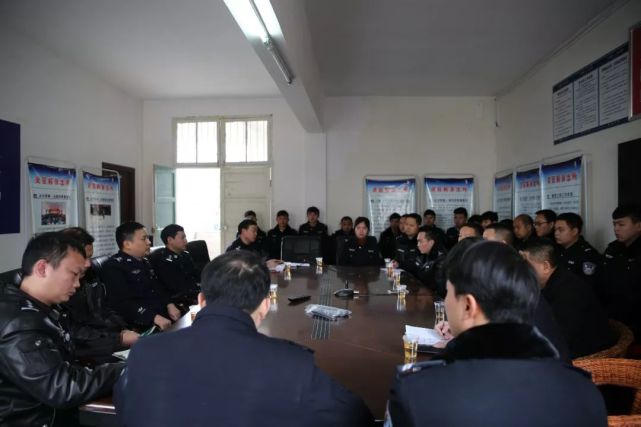 图为谢伟宏一行至灵官殿看望慰问并指导案件侦办工作