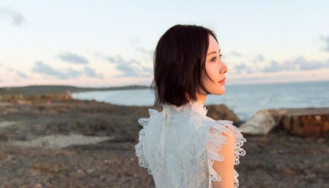 舒畅海边穿一袭白裙光脚拍照仙气十足,妆容精致笑容甜美惊艳网友