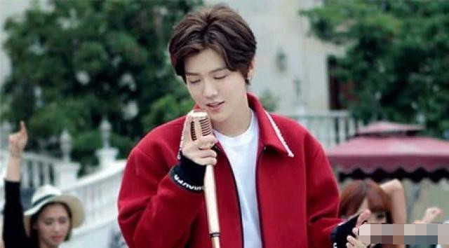 鹿晗和蔡徐坤2018谁更火?答案让人大跌眼镜!