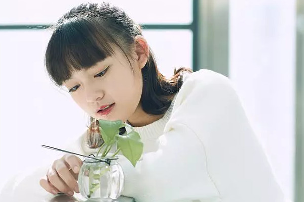 她在《心理罪之城市之光》中饰演"廖亚凡",用成熟的演技赢得了大众的