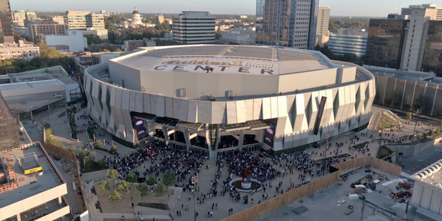 国王队也是nba的古老球队之一,虽然球队经过几次搬迁才扎根于加州首府