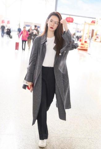 戚薇机场近照,完全像变了一个人,网友:怎么看都