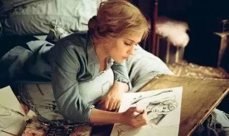 电影《雏菊》中, 全智贤手拿画笔,坐在阿姆斯特丹广场上的样子