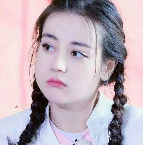 当女星变成大饼脸,赵丽颖迪丽热巴呆萌,郑爽关晓彤美呆了!