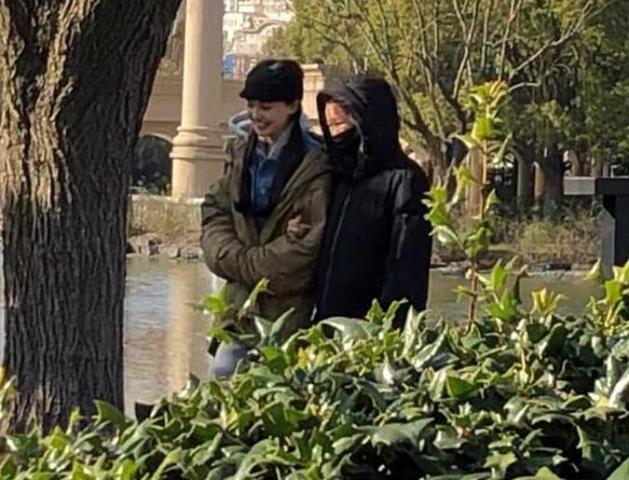 她双手抄袖十分接地气,一路与友人开心热聊.