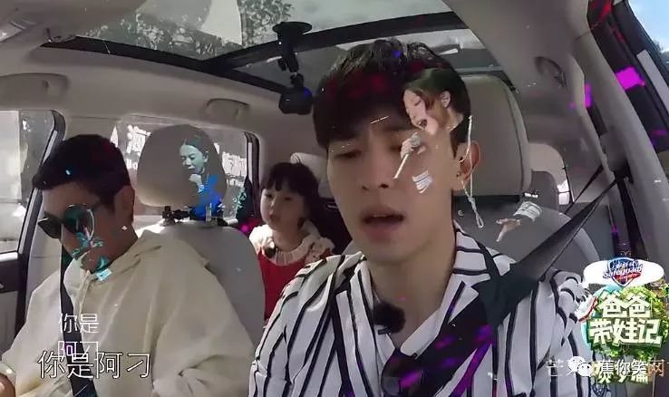 邓伦深情演唱张韶涵的《阿刁》,小山竹和嗯哼