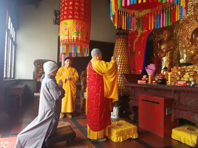 法王座下添新孙——记女居士佛映剃度仪式