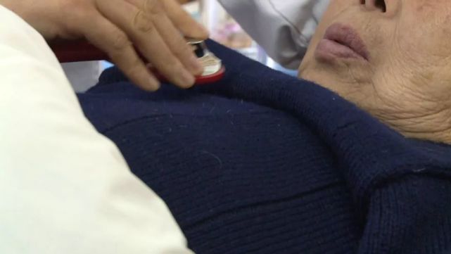 8旬老太迷信过年看病不吉利感冒差点丢命