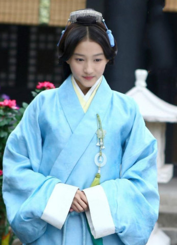 江绣,《班淑传奇》中的一角,乙班学生,穿上汉服的她真的很有气质.